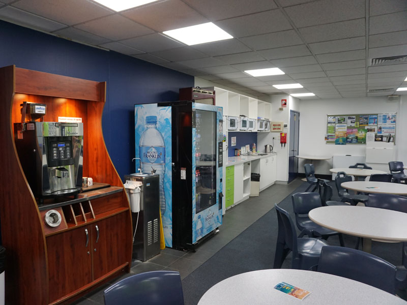 Aufenthaltsraum mit Snackbereich für Pausen während der Sprachreise