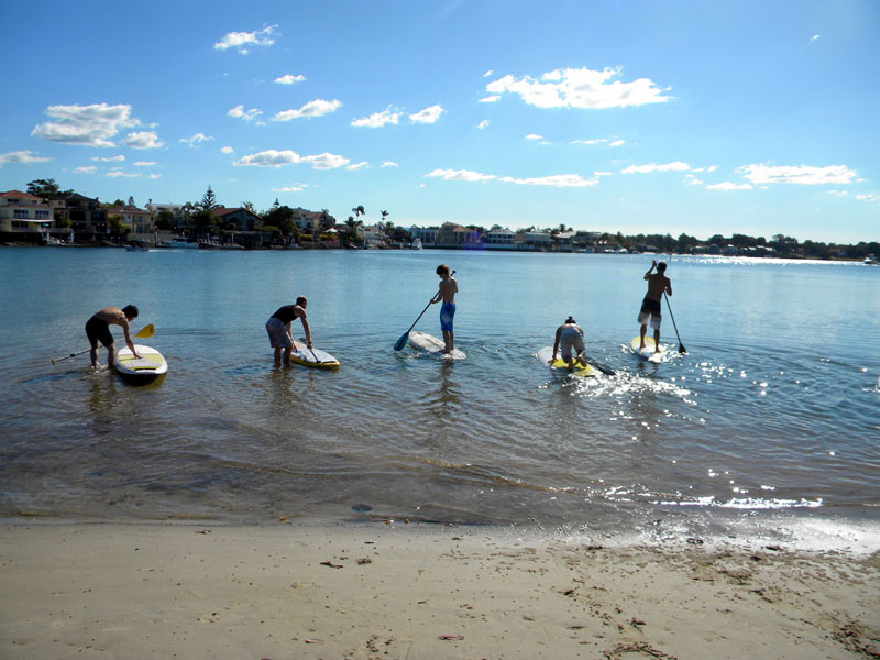 Teilnehmende beim Stand-Up-Paddling als Freizeitaktivität der Sprachreise