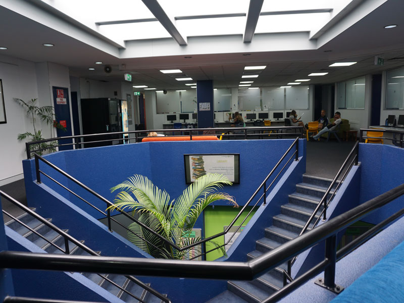 Innenbereich der Sprachschule mit Lernplätzen und Computerraum