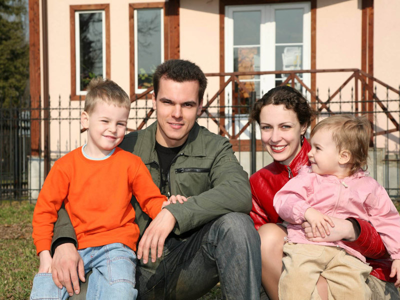 Gastfamilie begrüßt Sprachreisende vor dem Haus