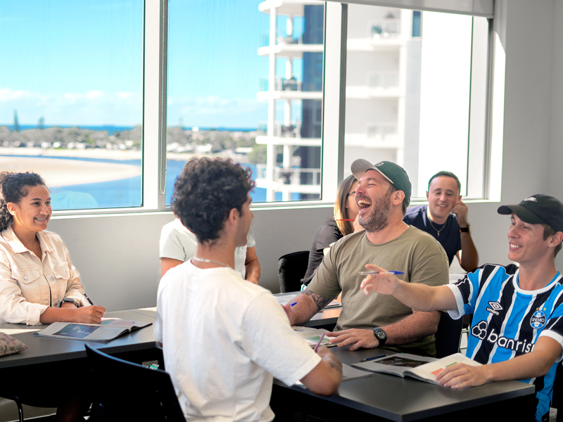 Englischunterricht mit Fokus auf Konversation und Hörverständnis