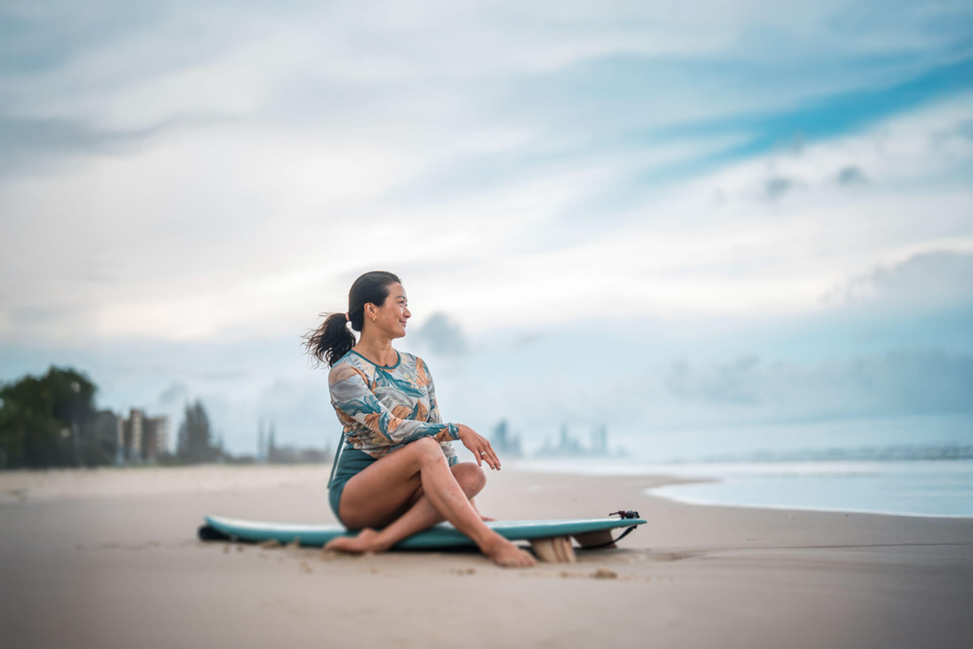 Teilnehmende einer Englisch Sprachreise entspannt nach dem Surfunterricht und übt Englisch im Alltag