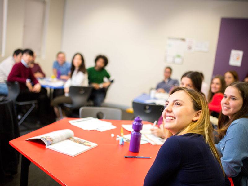 Gruppe internationaler Studierender im Englischunterricht mit freundlicher Atmosphäre