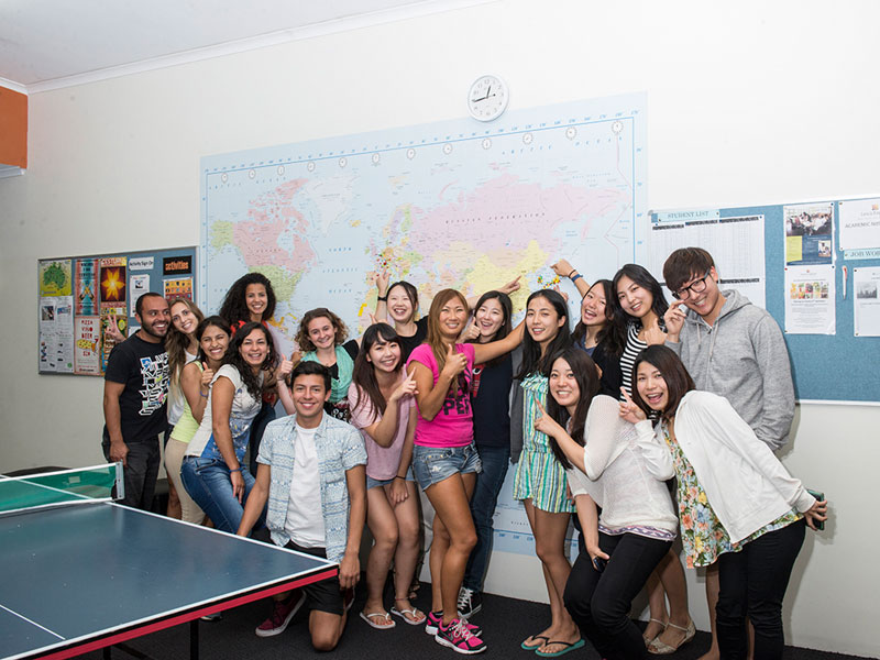 Internationale Gruppe von Teilnehmenden bei der Sprachreise im Aufenthaltsraum