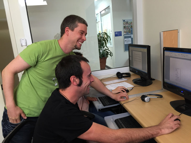 Teilnehmende beim Englischlernen am Computer mit Fokus auf Schreibtraining