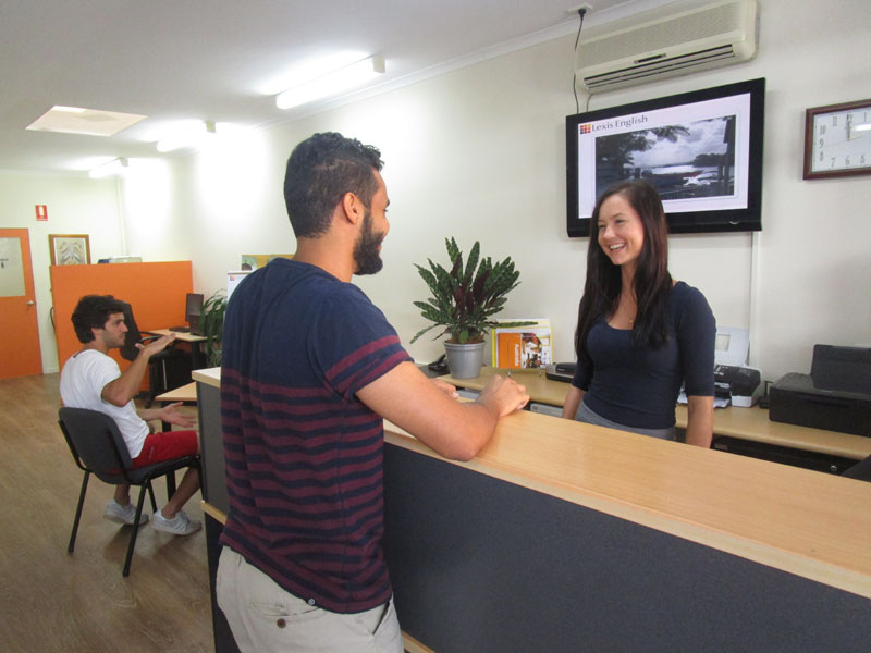 Beratung an der Rezeption der Sprachschule während der Sprachreise