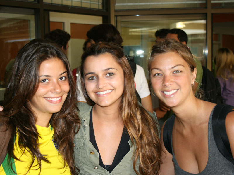 Teilnehmende lächeln vor Unterrichtsbeginn im Englischkurs