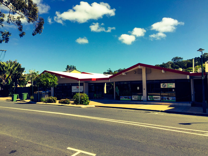 Gebäude der Sprachschule unter blauem Himmel ideal für Sprachkurs Englisch