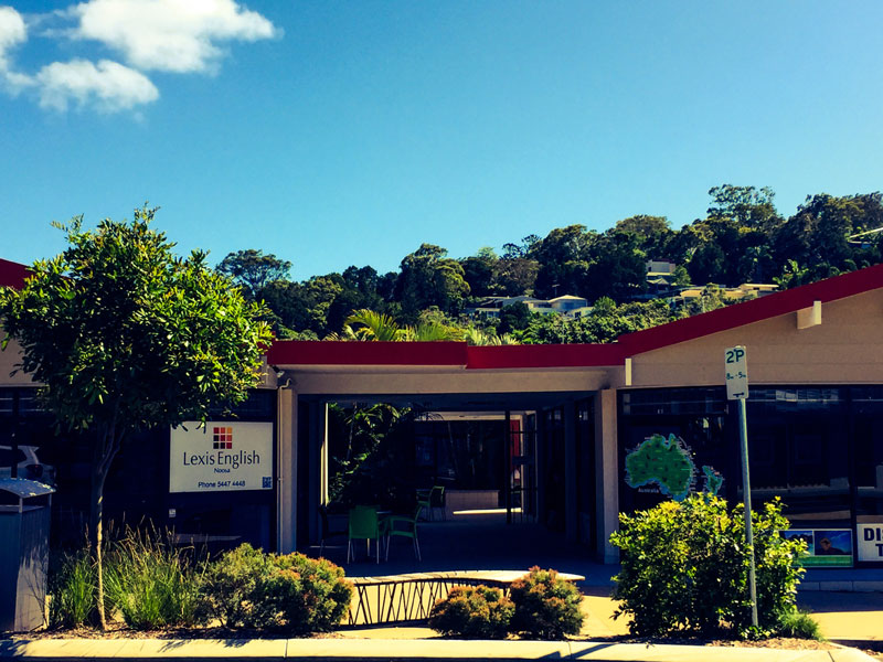 Sprachschule mit rotem Dach und tropischem Umfeld perfekt für Englisch Sprachreisen