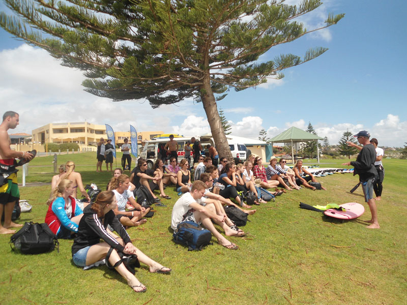 Teilnehmende der Sprachreise bei Freizeitaktivität und Gesprächstraining am Strand