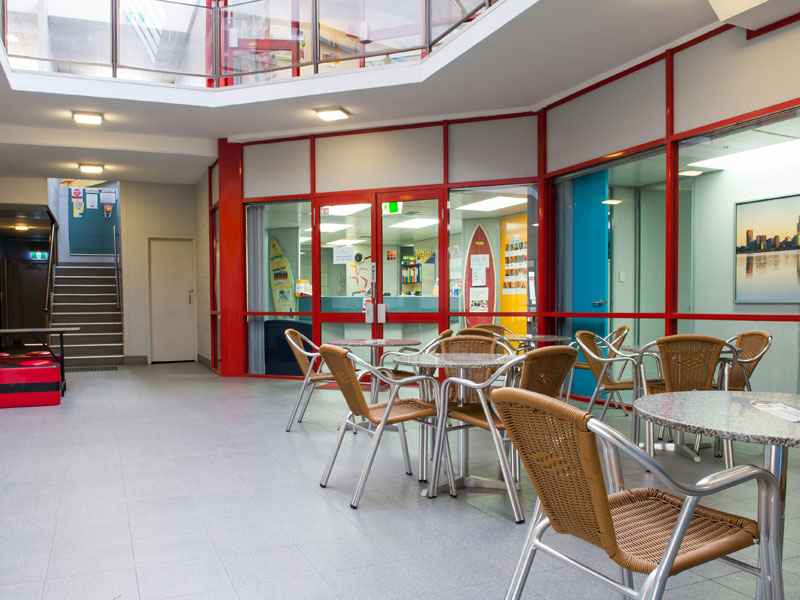 Innenhof der Sprachschule mit Sitzplätzen zum Lernen und Austausch