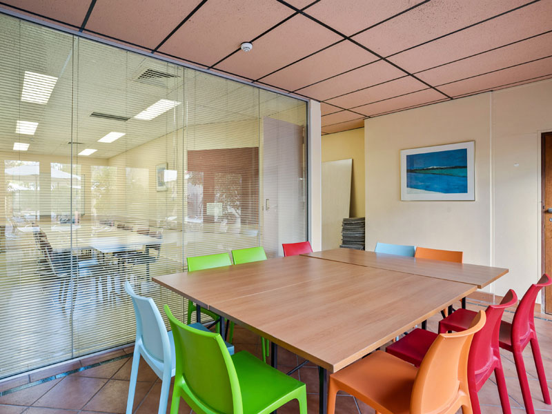 Unterrichtsraum der Sprachschule mit Fokus auf Gruppenarbeit und Grammatiktraining