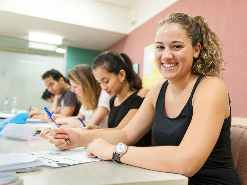 Teilnehmende im Englischkurs konzentriert beim Schreibtraining
