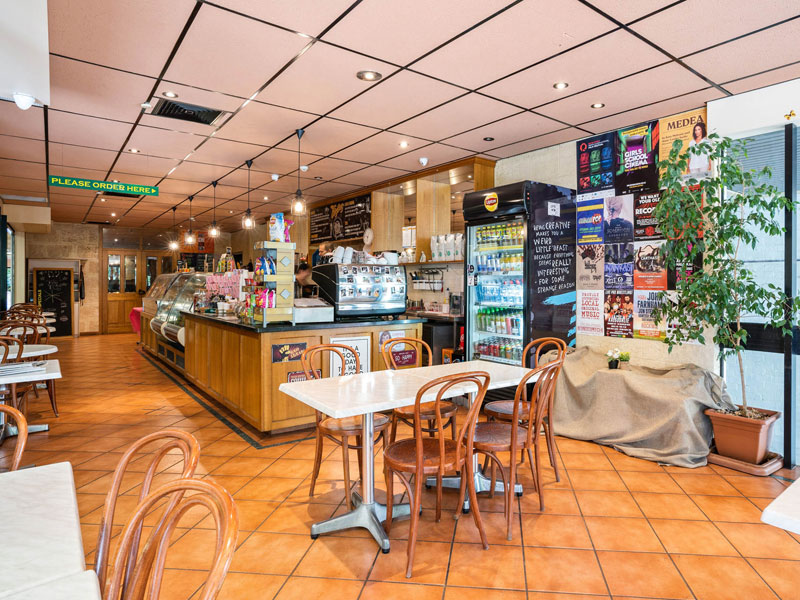 Gemütlicher Aufenthaltsbereich der Sprachschule für Pausen und Gespräche