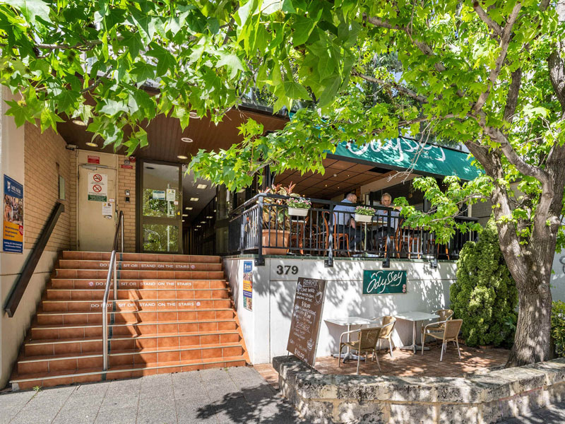 Eingang der Sprachschule mit Caféterrasse für Austausch nach dem Sprachkurs