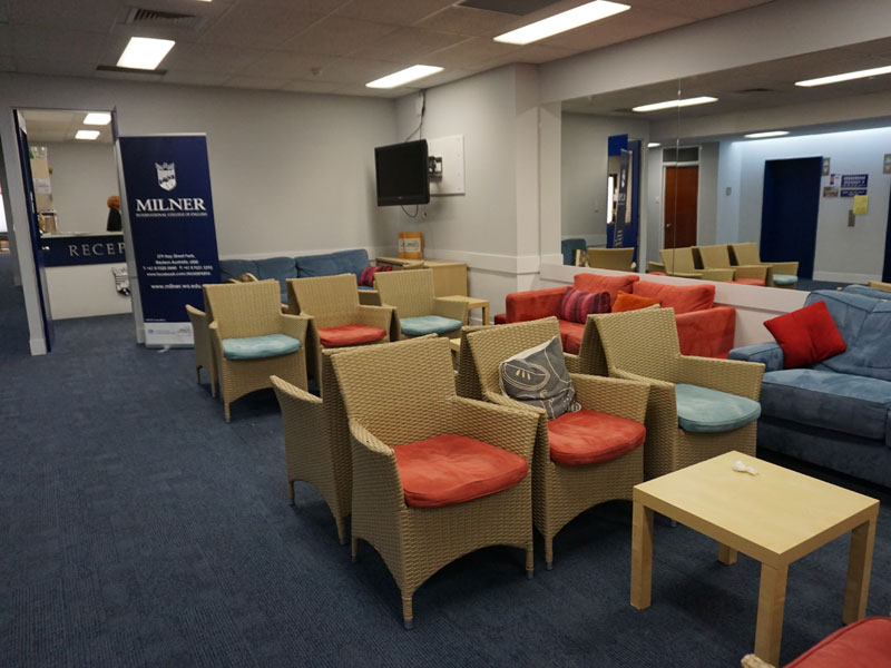 Loungebereich der Sprachschule für gemeinsames Lernen und Entspannung