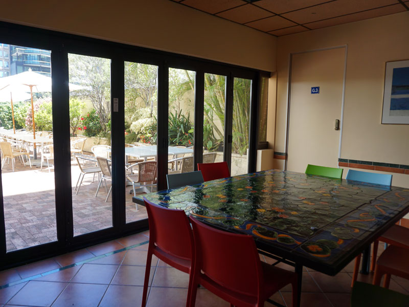 Seminarraum mit Zugang zur Terrasse perfekt für Sprachkurs Englisch im Ausland