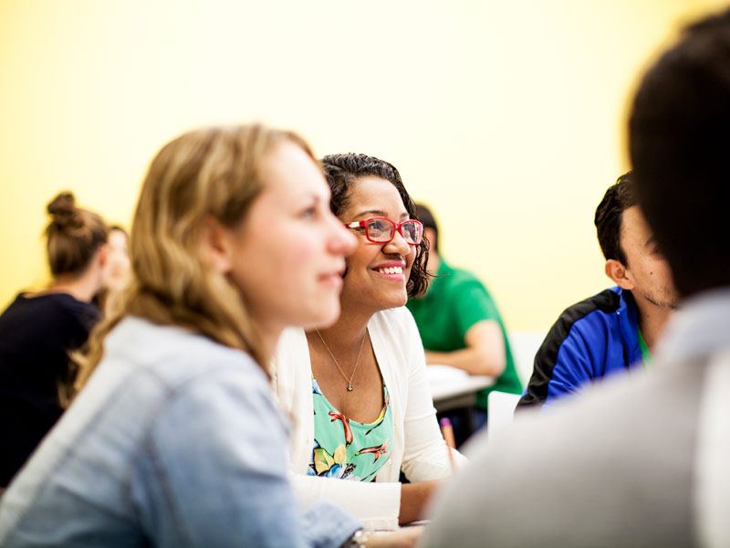 Motivierte Sprachreisende beim Englischunterricht in Sydney