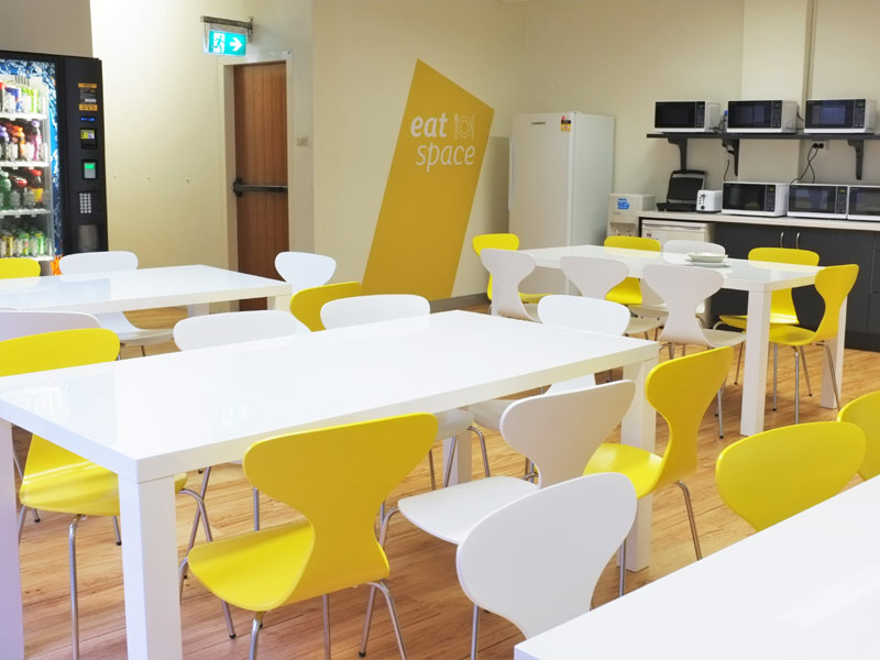 Moderner Aufenthaltsraum mit Küche für Pausen während der Sprachreise