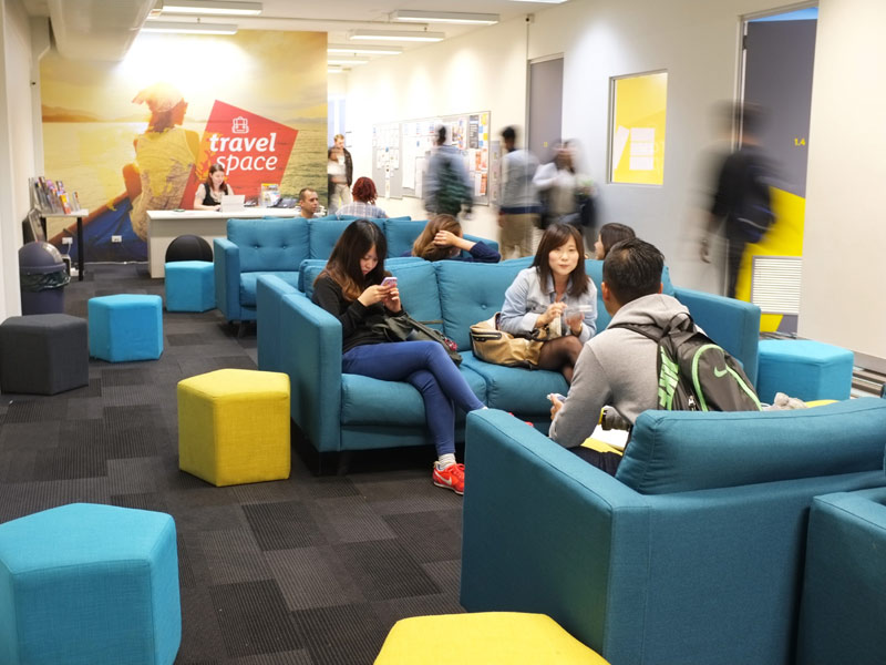 Gemütlicher Loungebereich für Austausch unter Sprachreisenden
