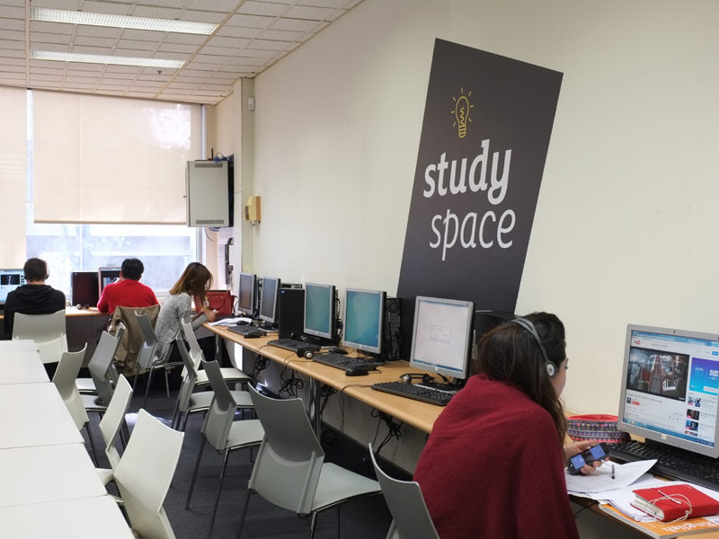 Computerraum zum Selbststudium und Onlineübungen im Englischkurs