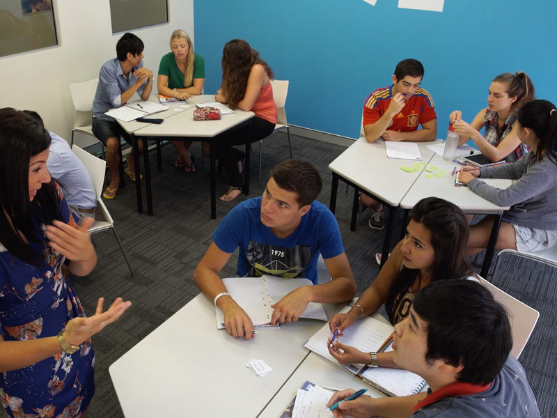 Englischunterricht in kleinen Gruppen mit Fokus auf Kommunikation