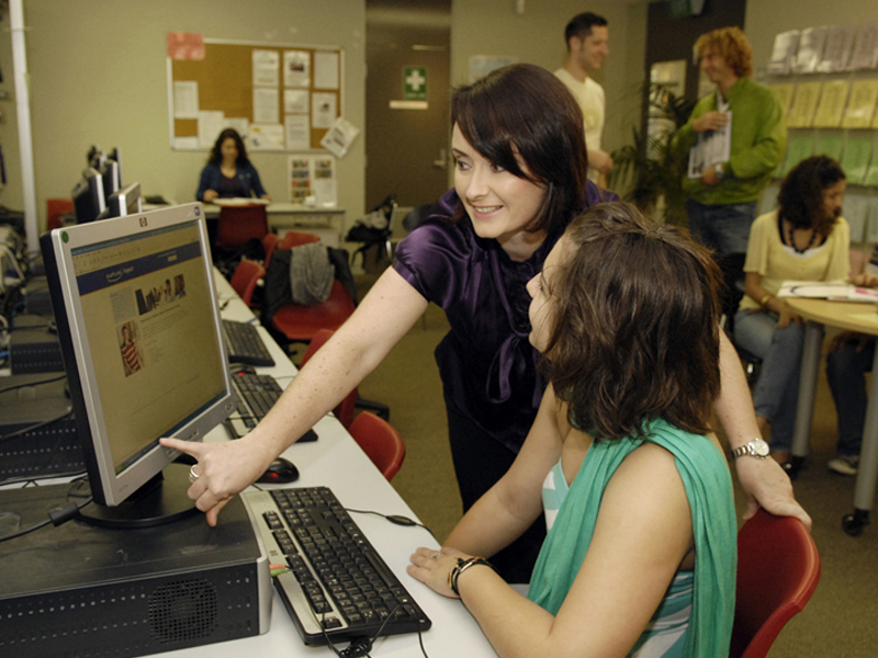Lehrkraft unterstützt beim Online-Lernen in der Sprachschule