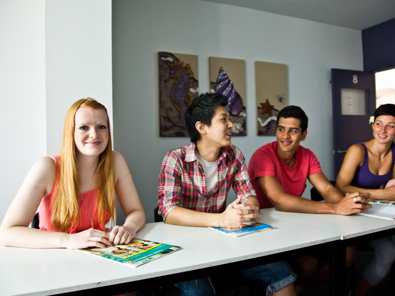 Motivierte Gruppe beim Englischunterricht in moderner Lernumgebung