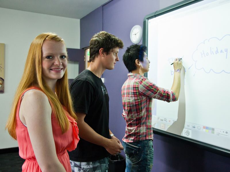 Sprachreisende arbeiten gemeinsam interaktiv am Whiteboard