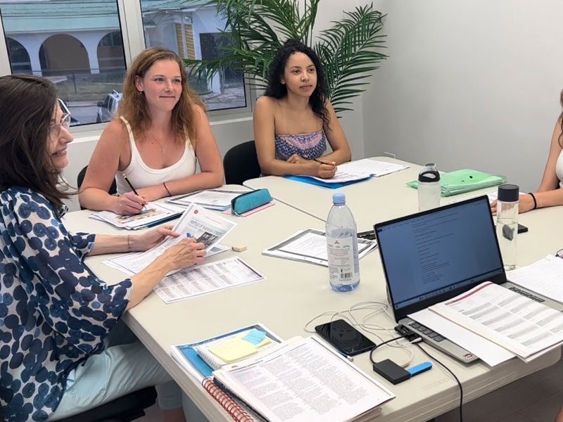 Englischunterricht in kleiner Gruppe an der Sprachschule auf Barbados für effektives Lernen