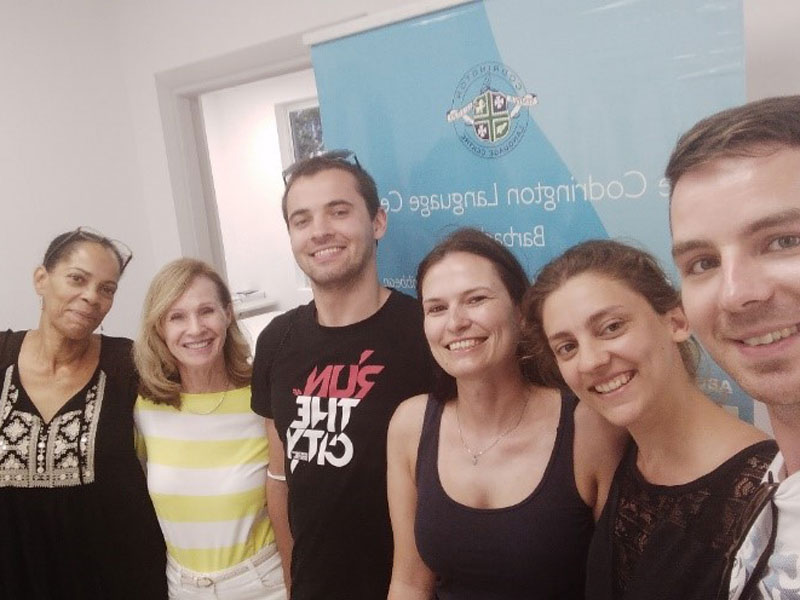 Fröhliche Teilnehmer an der Englisch-Sprachschule auf Barbados beim gemeinsamen Gruppenfoto