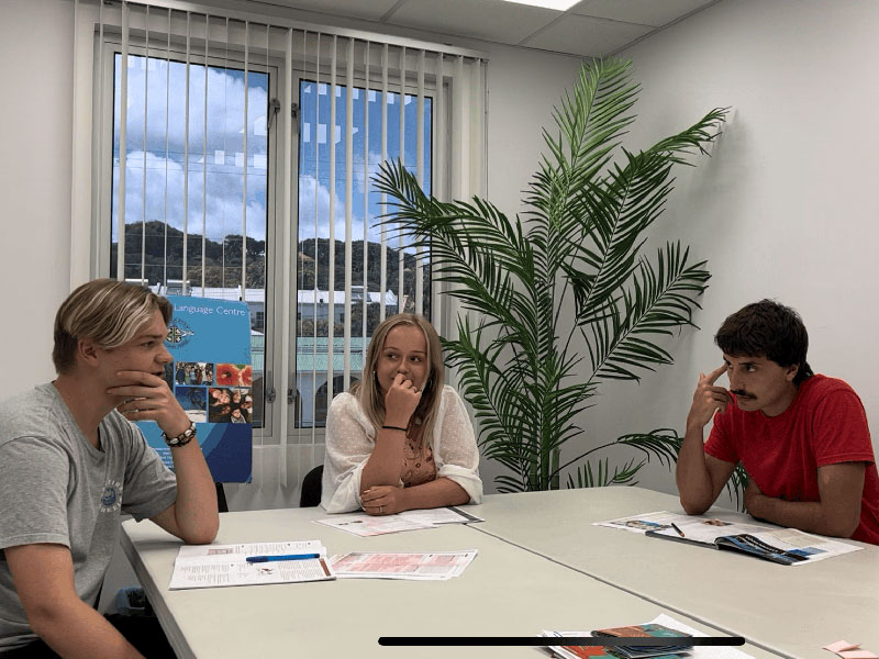 Englischkurs für Jugendliche auf Barbados in motivierender Lernatmosphäre mit Blick ins Grüne