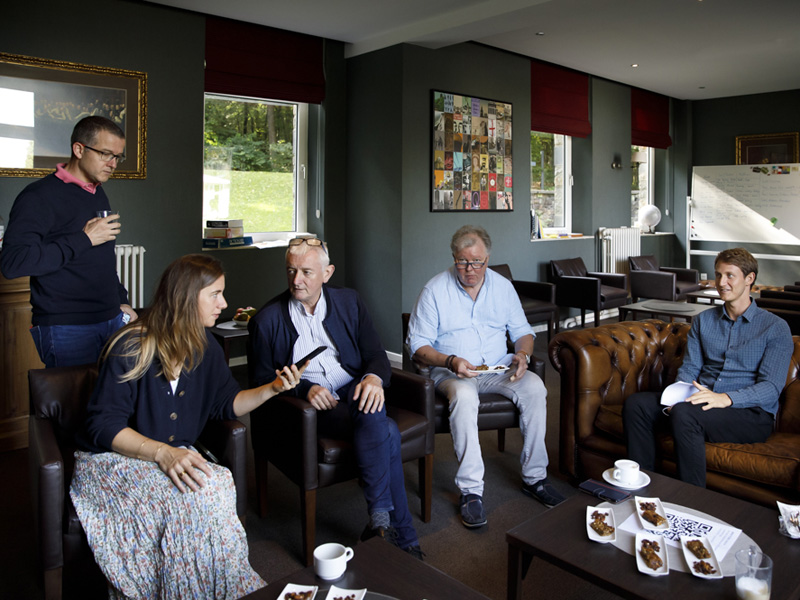 Lounge-Bereich, in dem Teilnehmende einer Executive-Sprachreise sich in entspannter Atmosphäre austauschen.