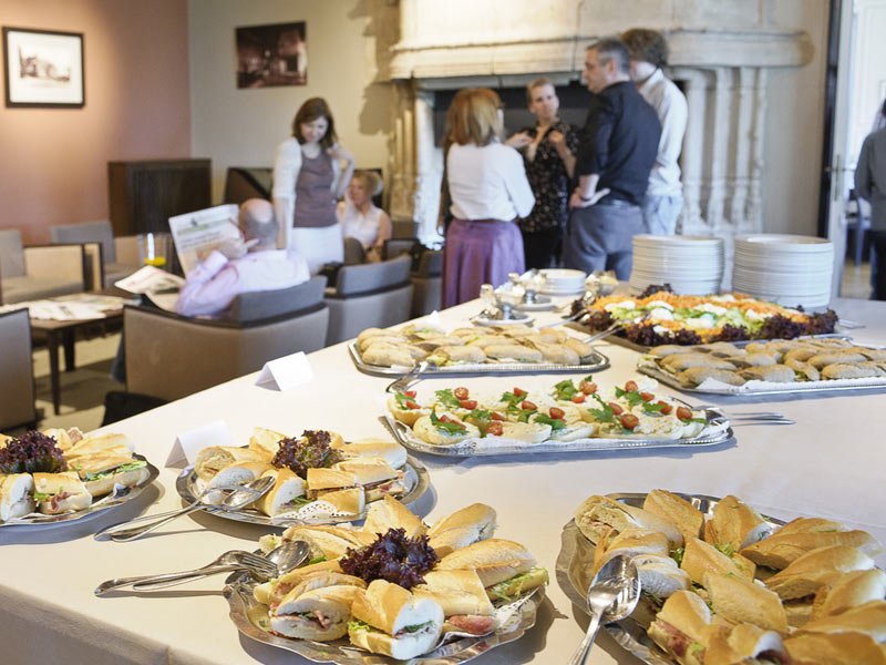 Buffet mit belegten Baguettes und Snacks bei einer Veranstaltung in der CERAN Sprachschule Spa