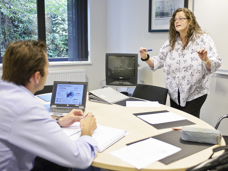 Einzelunterricht mit Lehrkraft und Teilnehmendem in modernem Seminarraum