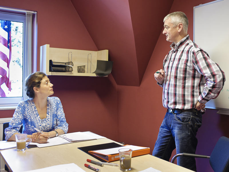 Lehrkraft erklärt Unterrichtsinhalte an der Tafel während eines Einzeltrainings