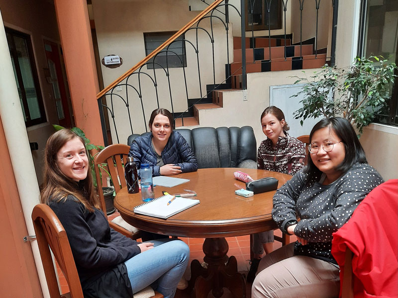 Kleingruppenunterricht in gemütlicher Atmosphäre im Innenhof der Sprachschule