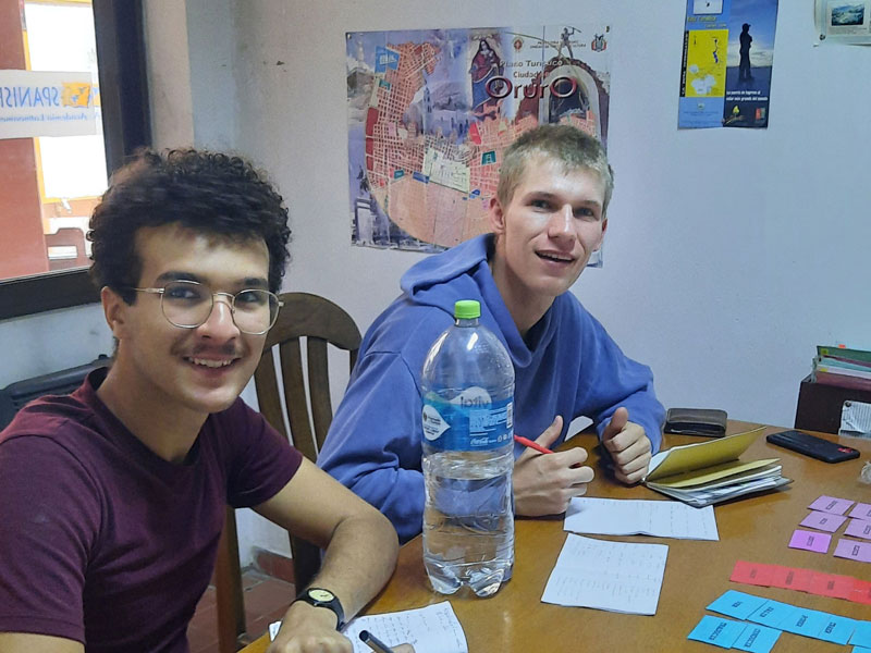 Zwei Sprachschüler beim Lernen und Üben von Spanisch in der Sprachschule in Sucre