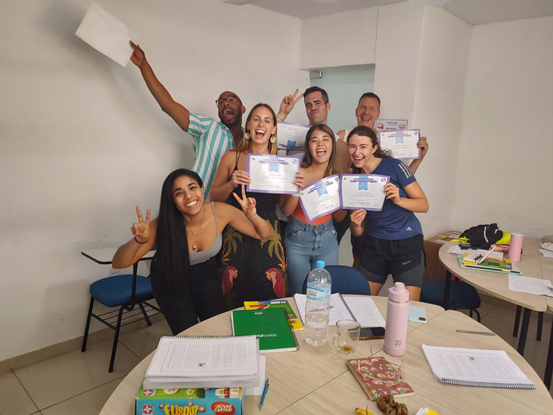 Gruppe von Sprachschülern feiert den Kursabschluss mit Zertifikaten im Caminhos Language Centre Rio de Janeiro
