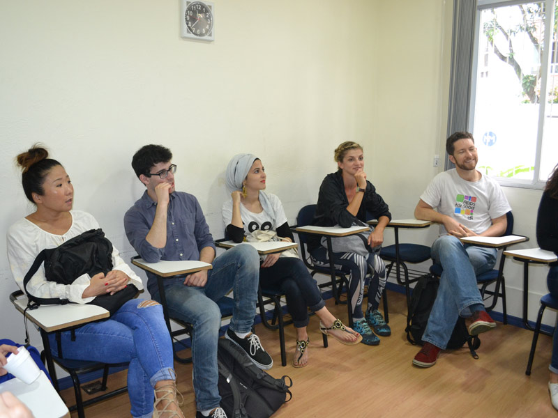 Internationale Lerngruppe im Unterricht an der Caminhos Sprachschule in Rio de Janeiro