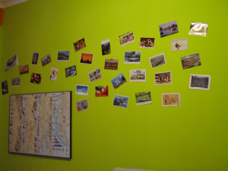 Klassenzimmer mit Landkarten und Postkarten an der Wand in der Sprachschule