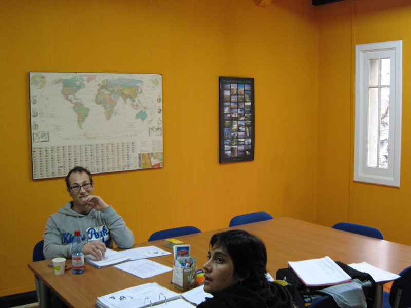 Unterrichtsraum mit Karte und Lernmaterialien in der Sprachschule in Chile