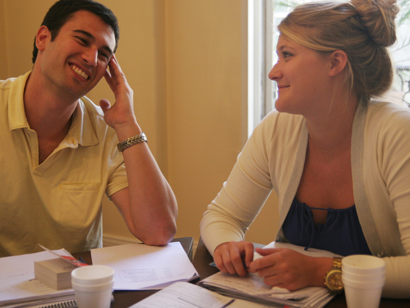 Zwei Kursteilnehmende im Gespräch während des Spanischunterrichts