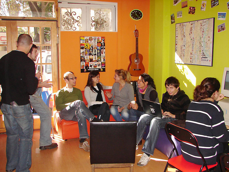 Aufenthaltsraum der Sprachschule Tandem Santiago mit internationalen Kursteilnehmenden