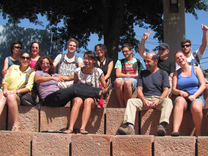 Sprachreisende genießen gemeinsam eine Pause im Freien