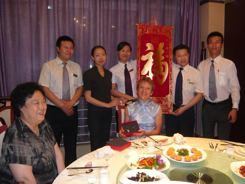 Abendessen mit Lehrkräften und Gastfamilie, traditionelle Dekoration im Hintergrund