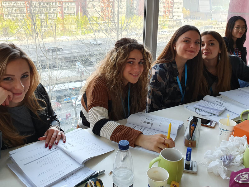 Teilnehmende beim Chinesischunterricht mit Blick auf die Stadt