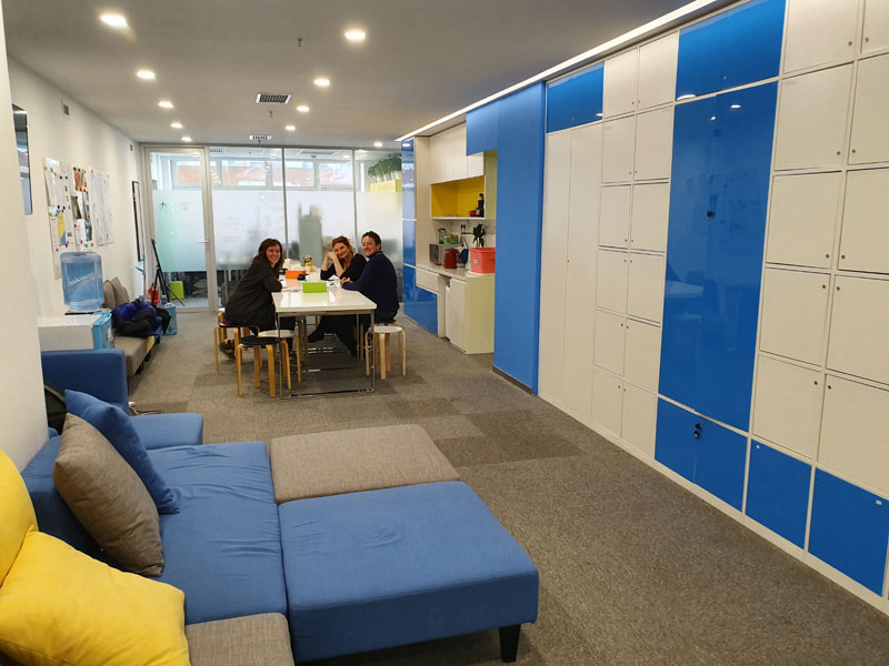 Moderner Aufenthaltsraum der Sprachschule mit Sitzbereich und Lernzonen