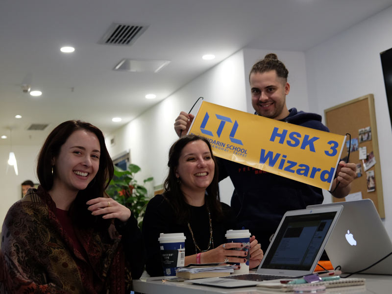 Kleingruppe beim Lernen mit LTL-Materialien in entspannter Atmosphäre