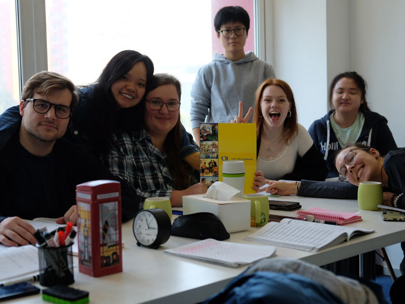 Internationale Sprachschülerinnen und Sprachschüler beim gemeinsamen Unterricht